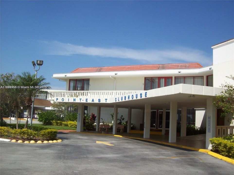 Active With Contract: $1,900 (1 beds, 1 baths, 763 Square Feet)