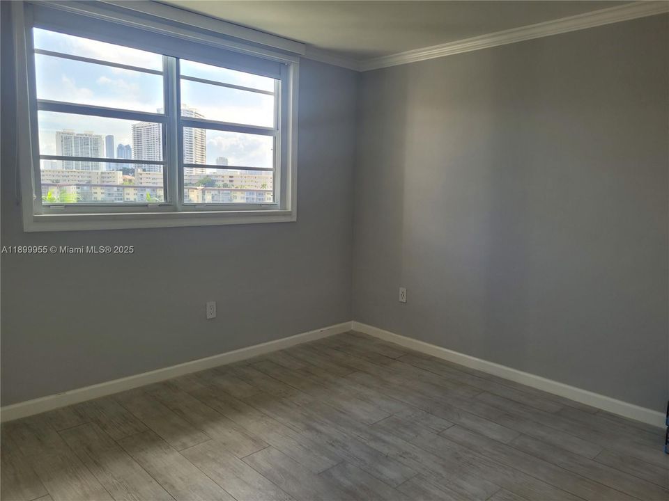Active With Contract: $1,900 (1 beds, 1 baths, 763 Square Feet)