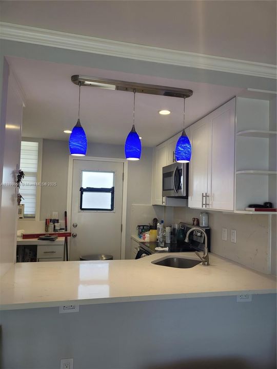 Active With Contract: $1,900 (1 beds, 1 baths, 763 Square Feet)