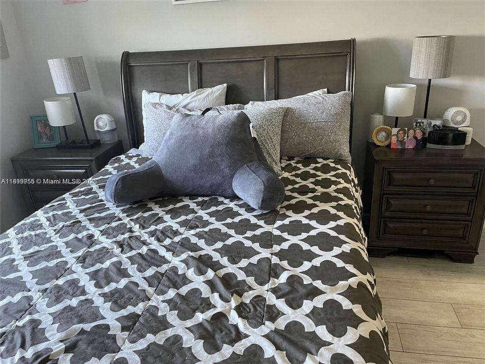 Active With Contract: $1,900 (1 beds, 1 baths, 763 Square Feet)