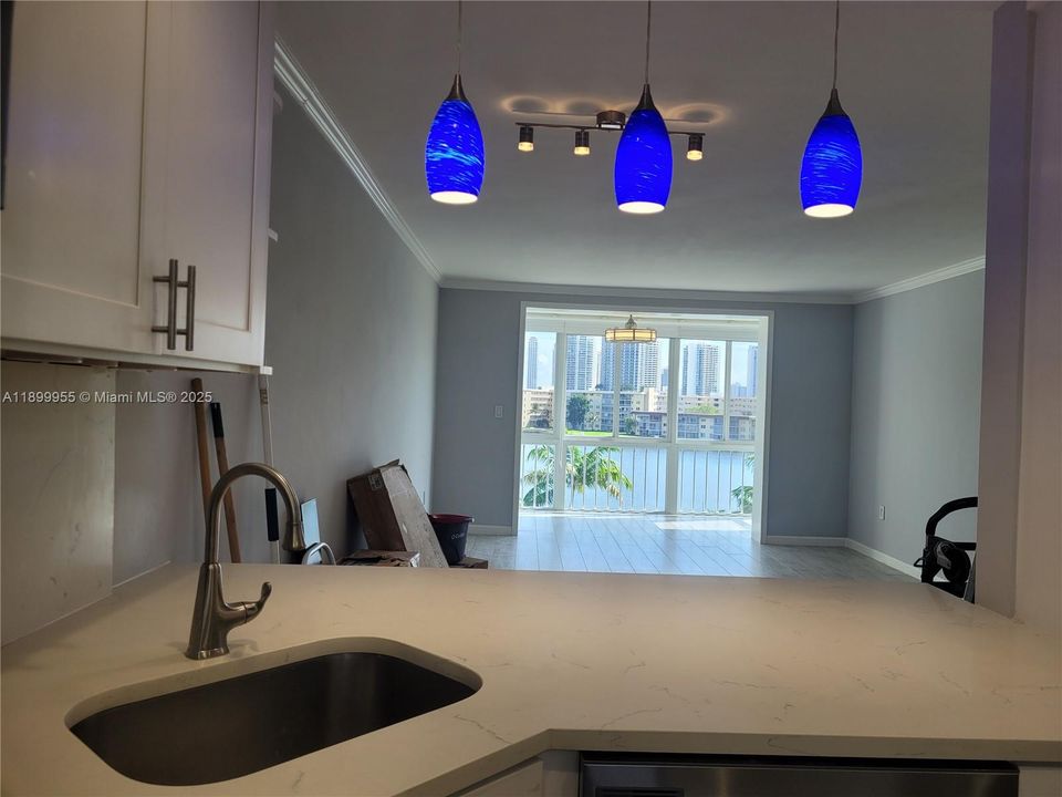 Active With Contract: $1,900 (1 beds, 1 baths, 763 Square Feet)