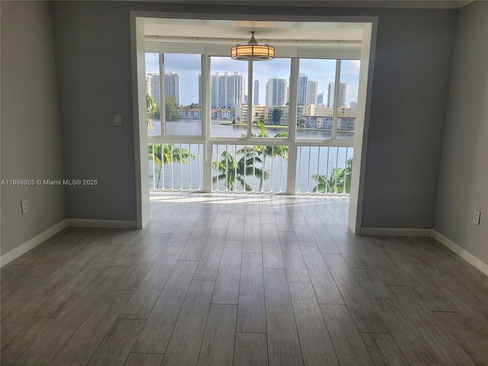 Active With Contract: $1,900 (1 beds, 1 baths, 763 Square Feet)