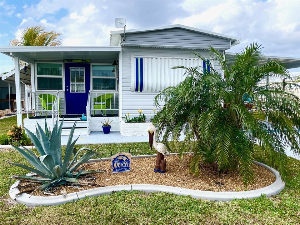 For Sale: $189,900 (2 beds, 2 baths, 820 Square Feet)