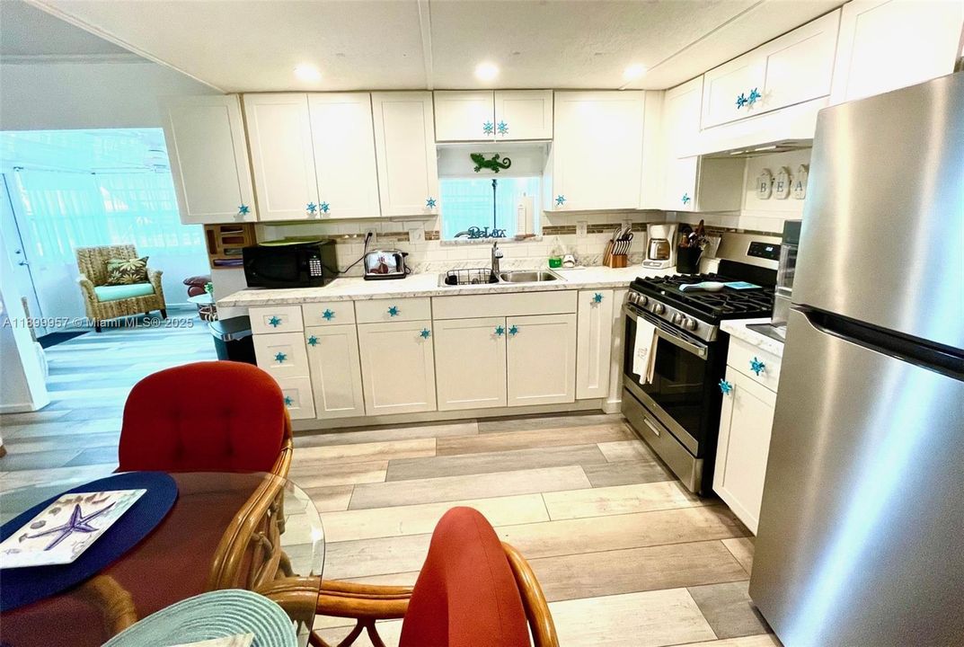 For Sale: $189,900 (2 beds, 2 baths, 820 Square Feet)