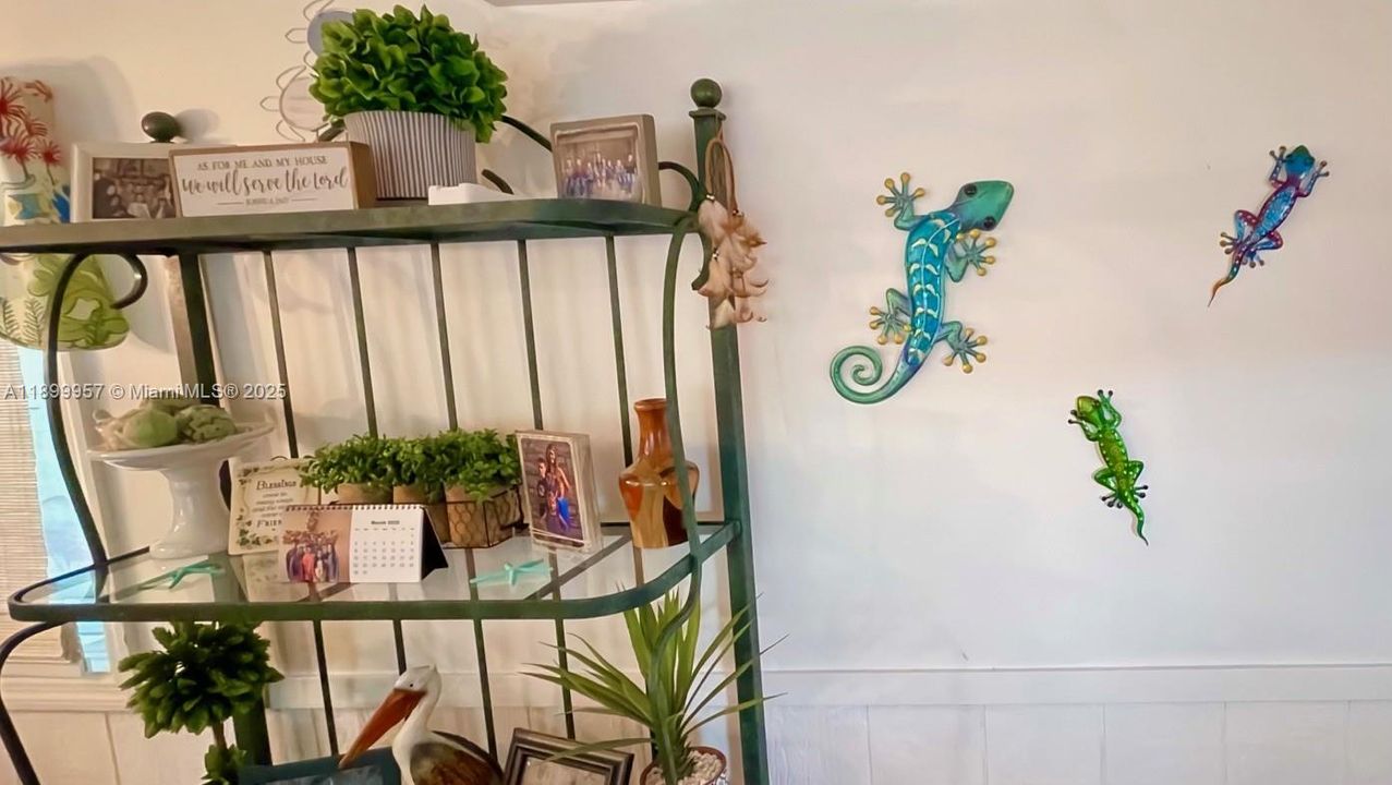 For Sale: $189,900 (2 beds, 2 baths, 820 Square Feet)