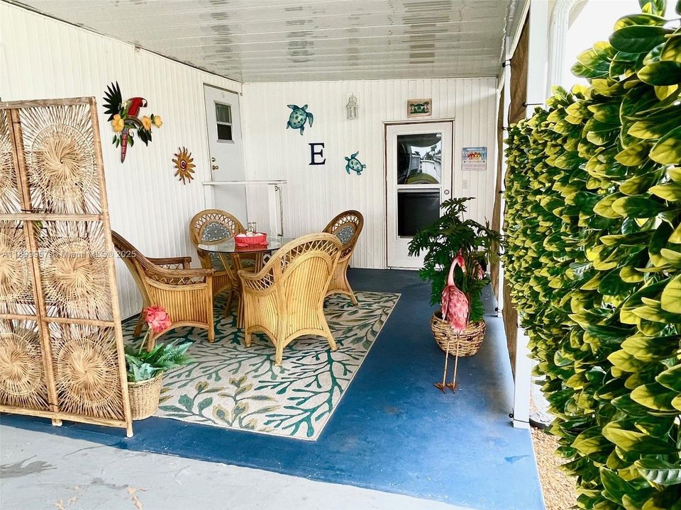 For Sale: $189,900 (2 beds, 2 baths, 820 Square Feet)