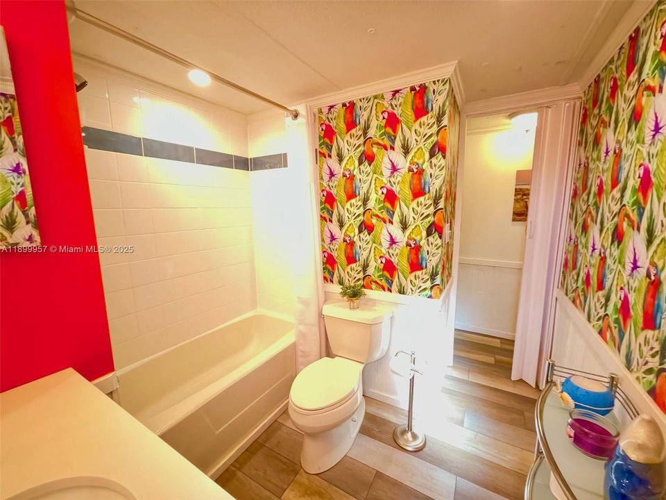 For Sale: $189,900 (2 beds, 2 baths, 820 Square Feet)