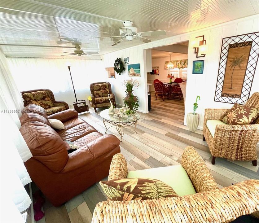 For Sale: $189,900 (2 beds, 2 baths, 820 Square Feet)