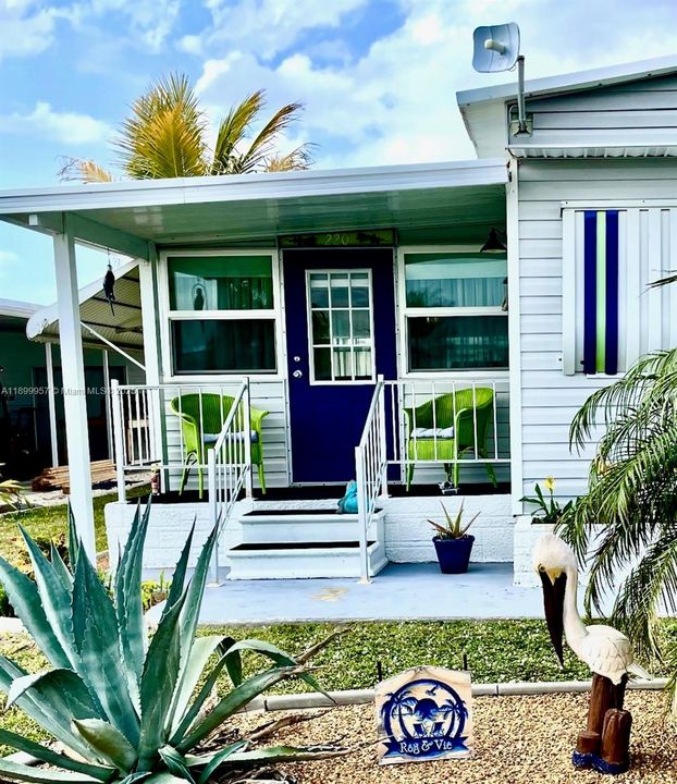 For Sale: $189,900 (2 beds, 2 baths, 820 Square Feet)