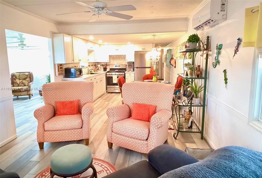 For Sale: $189,900 (2 beds, 2 baths, 820 Square Feet)