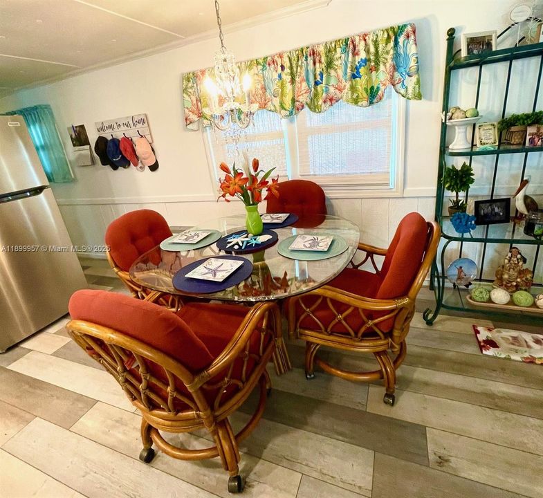 For Sale: $189,900 (2 beds, 2 baths, 820 Square Feet)