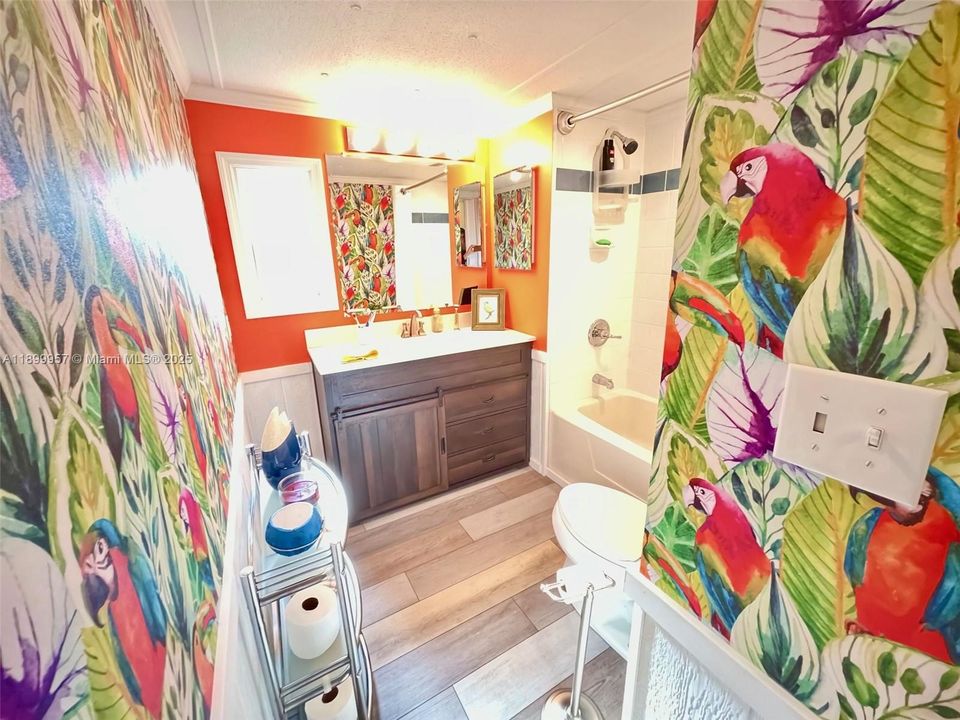 For Sale: $189,900 (2 beds, 2 baths, 820 Square Feet)