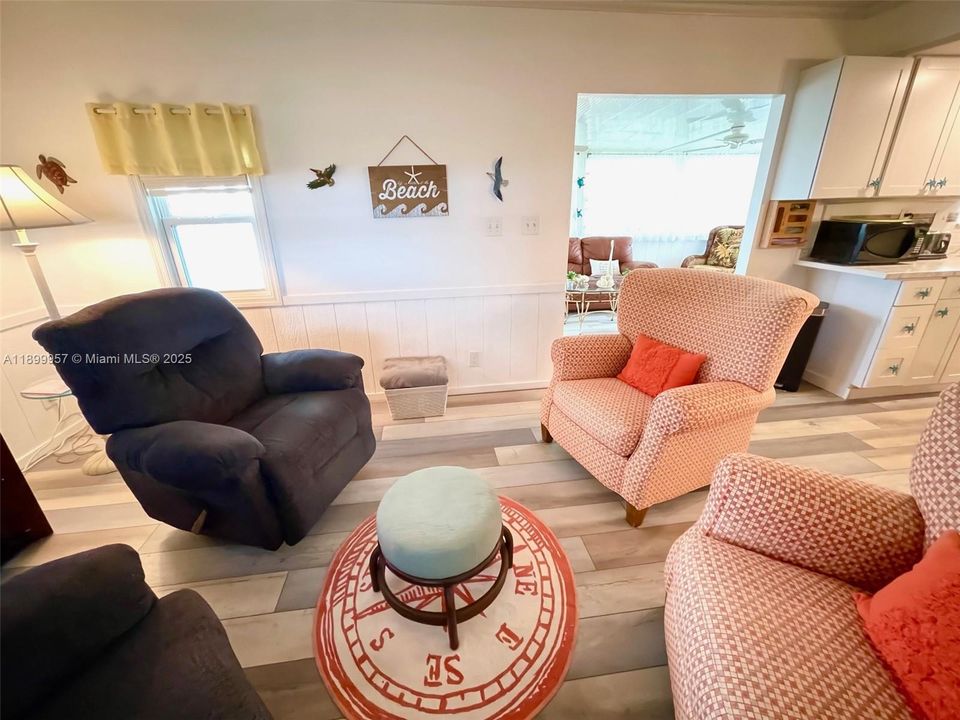 For Sale: $189,900 (2 beds, 2 baths, 820 Square Feet)