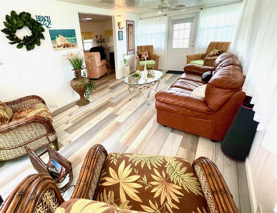 For Sale: $189,900 (2 beds, 2 baths, 820 Square Feet)