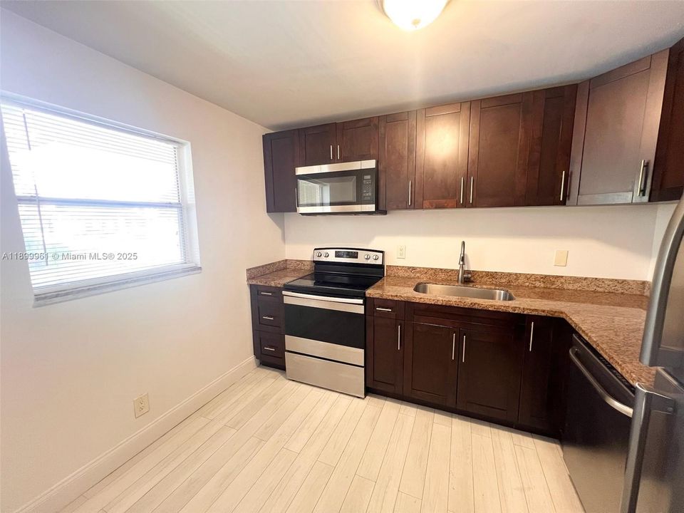 For Rent: $1,600 (1 beds, 1 baths, 750 Square Feet)