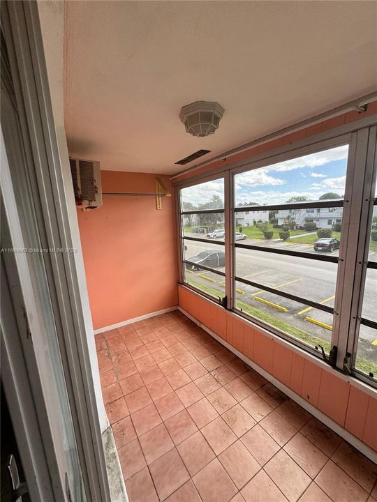 For Sale: $90,000 (1 beds, 1 baths, 570 Square Feet)