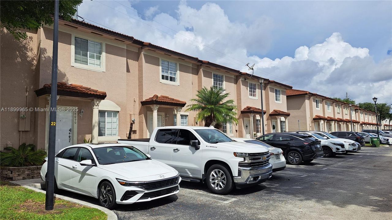 Под контрактом: $2,500 (2 спален, 2 ванн, 1130 Квадратных фут)