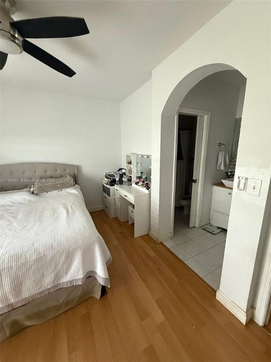 Под контрактом: $2,500 (2 спален, 2 ванн, 1130 Квадратных фут)