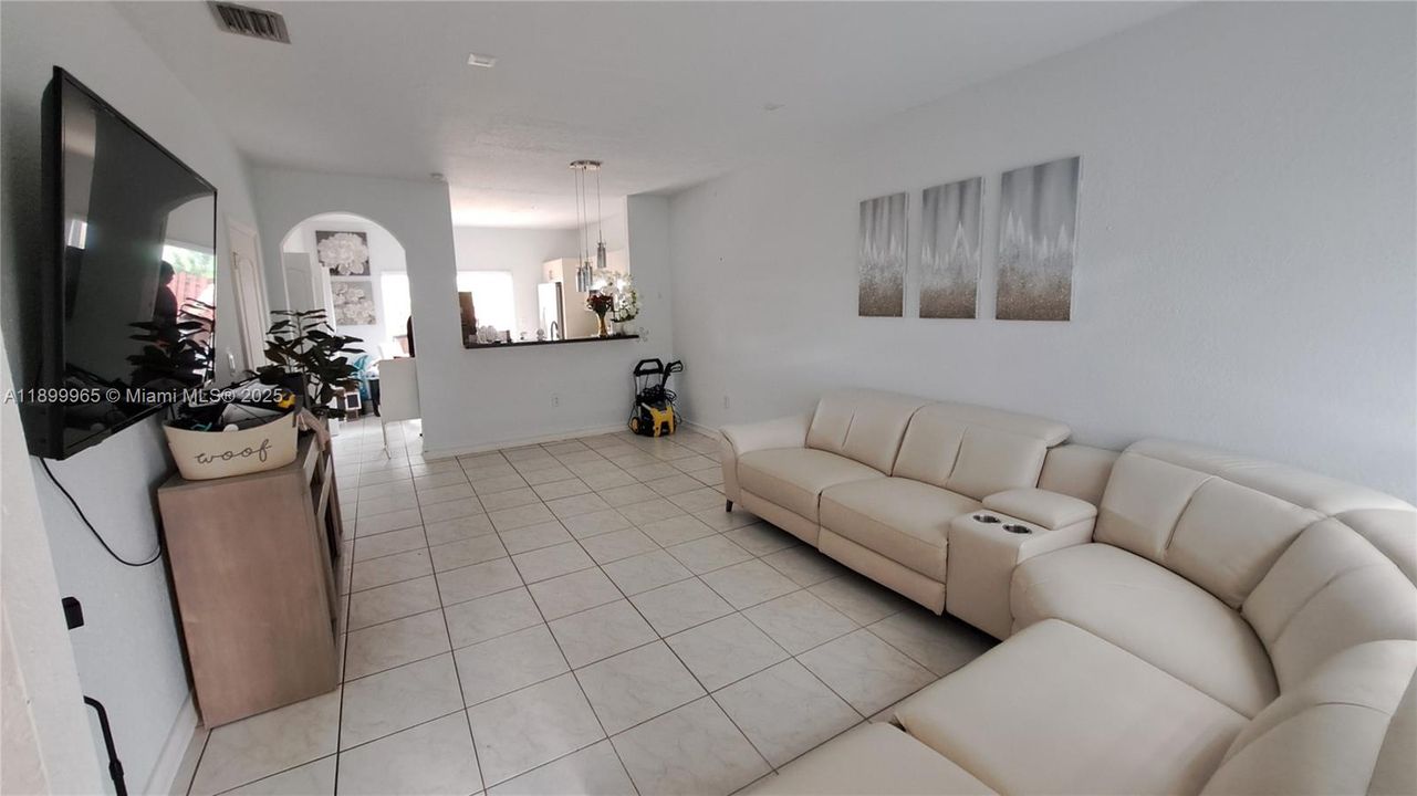 Под контрактом: $2,500 (2 спален, 2 ванн, 1130 Квадратных фут)