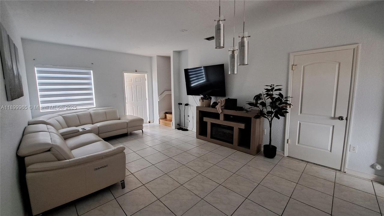 Под контрактом: $2,500 (2 спален, 2 ванн, 1130 Квадратных фут)