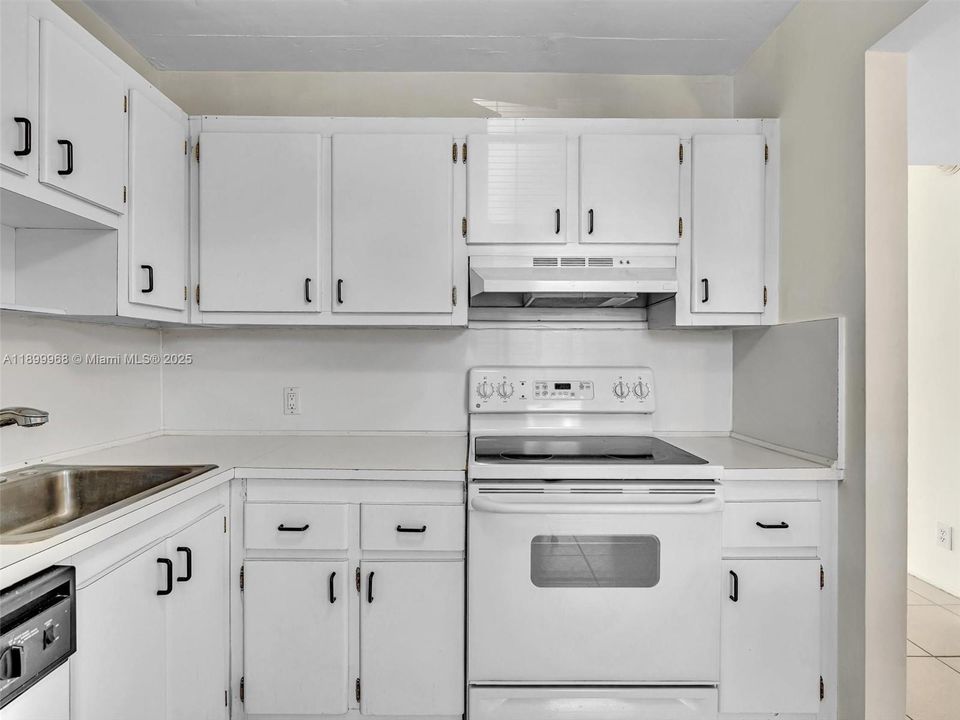 На продажу: $179,000 (1 спален, 1 ванн, 741 Квадратных фут)