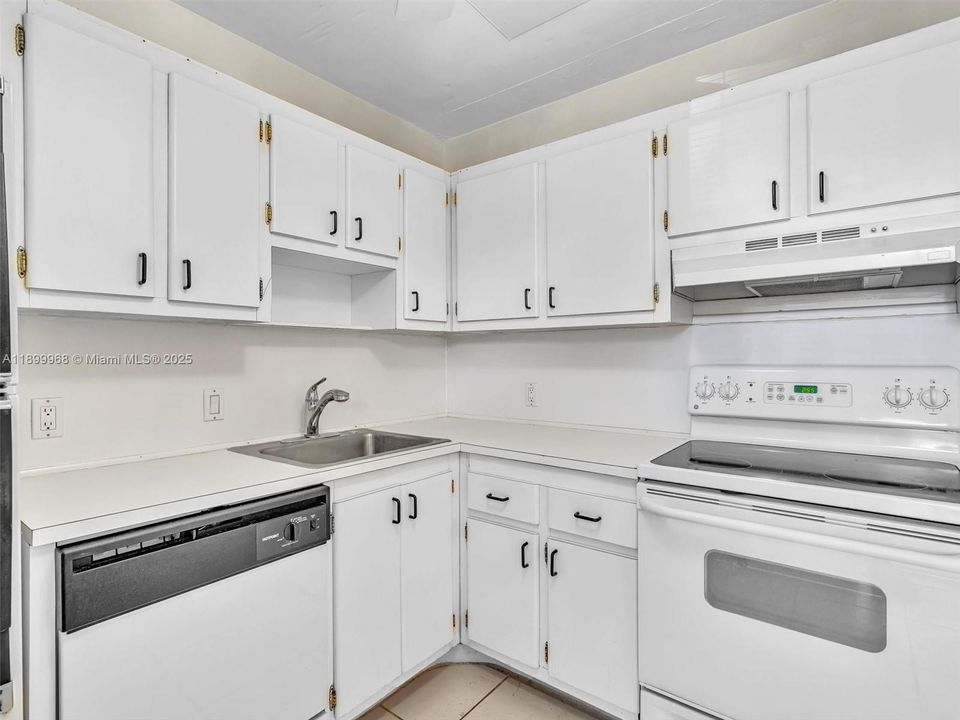 На продажу: $179,000 (1 спален, 1 ванн, 741 Квадратных фут)