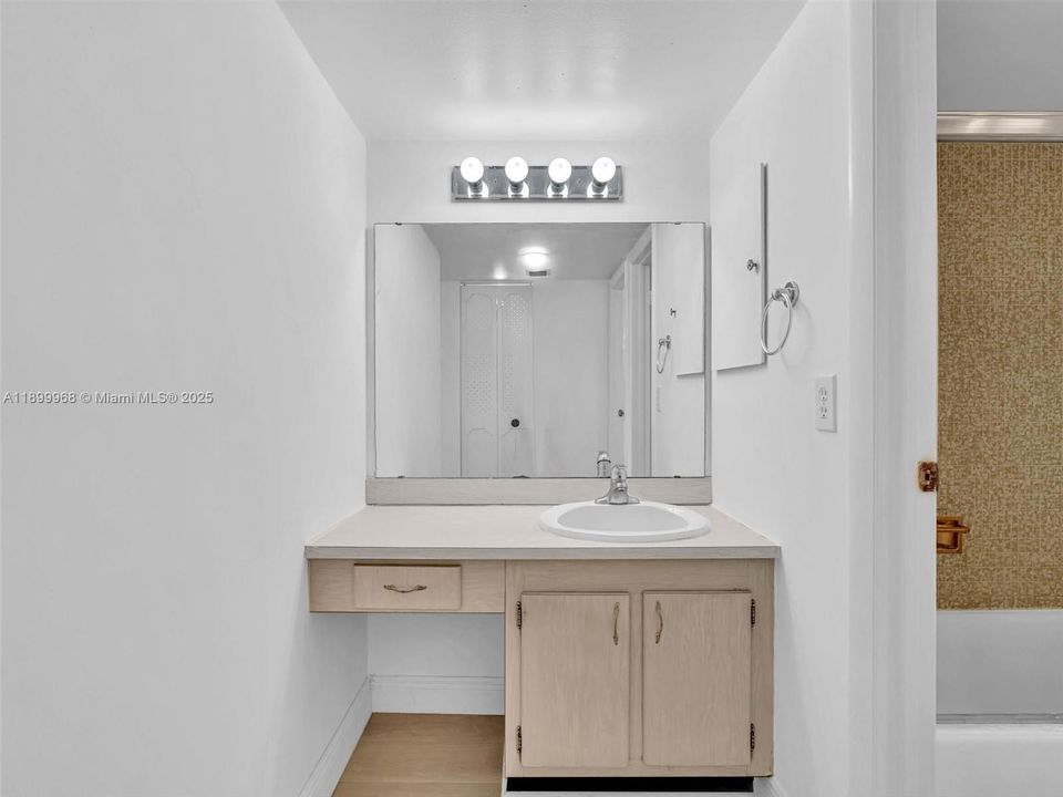 На продажу: $179,000 (1 спален, 1 ванн, 741 Квадратных фут)