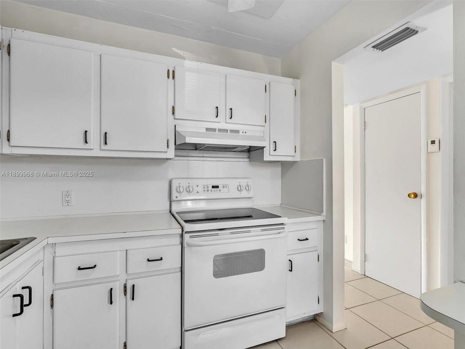 На продажу: $179,000 (1 спален, 1 ванн, 741 Квадратных фут)