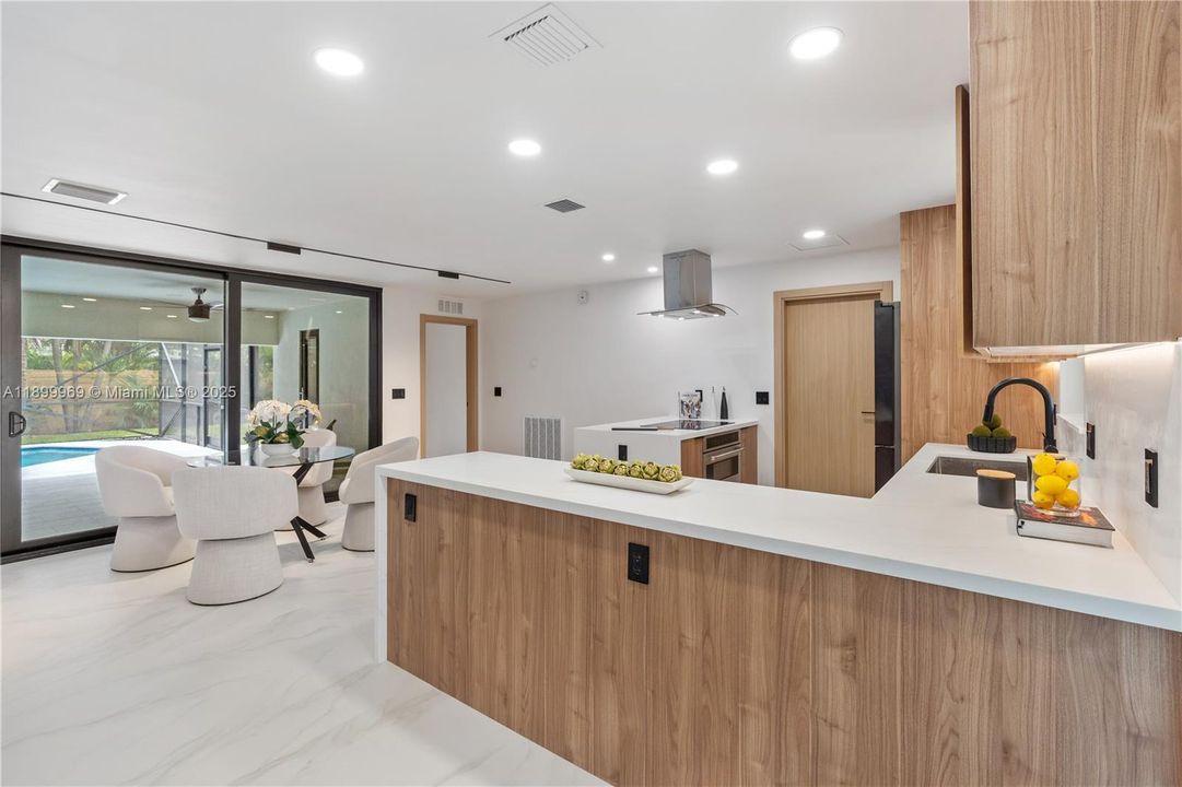 Недавно продано: $1,137,000 (4 спален, 3 ванн, 1932 Квадратных фут)