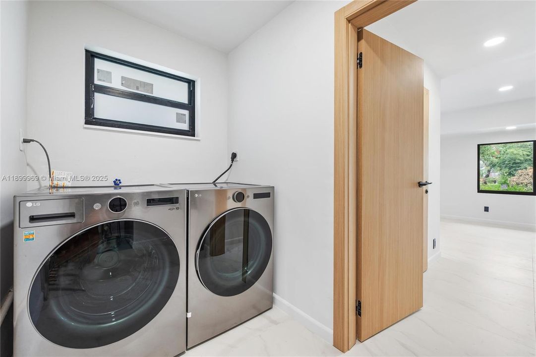 Недавно продано: $1,137,000 (4 спален, 3 ванн, 1932 Квадратных фут)