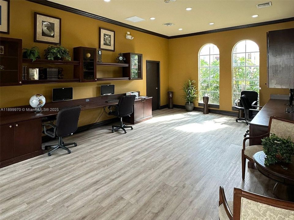 For Sale: $235,000 (1 beds, 1 baths, 730 Square Feet)