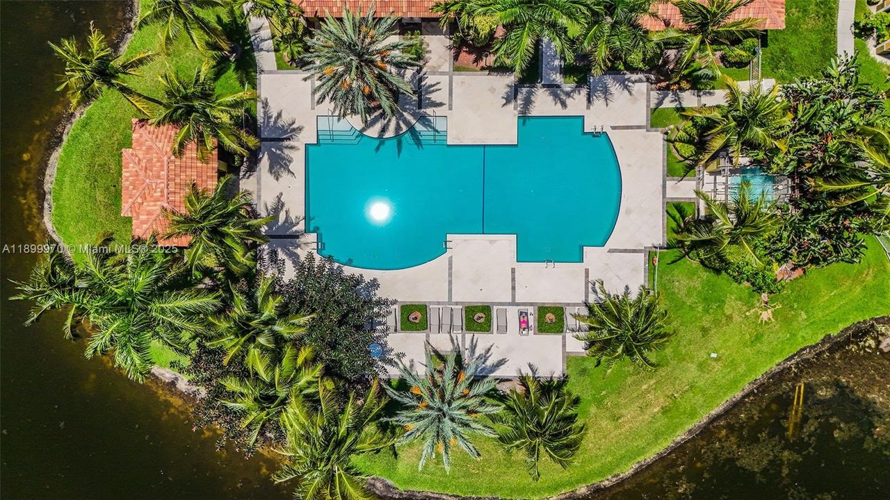 For Sale: $235,000 (1 beds, 1 baths, 730 Square Feet)