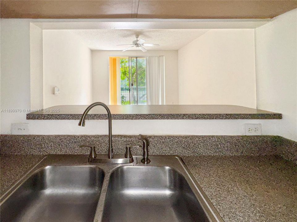 For Sale: $235,000 (1 beds, 1 baths, 730 Square Feet)