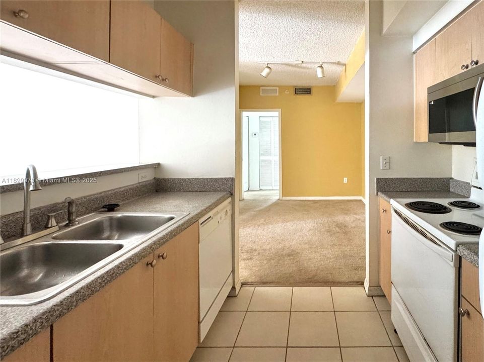 For Sale: $235,000 (1 beds, 1 baths, 730 Square Feet)