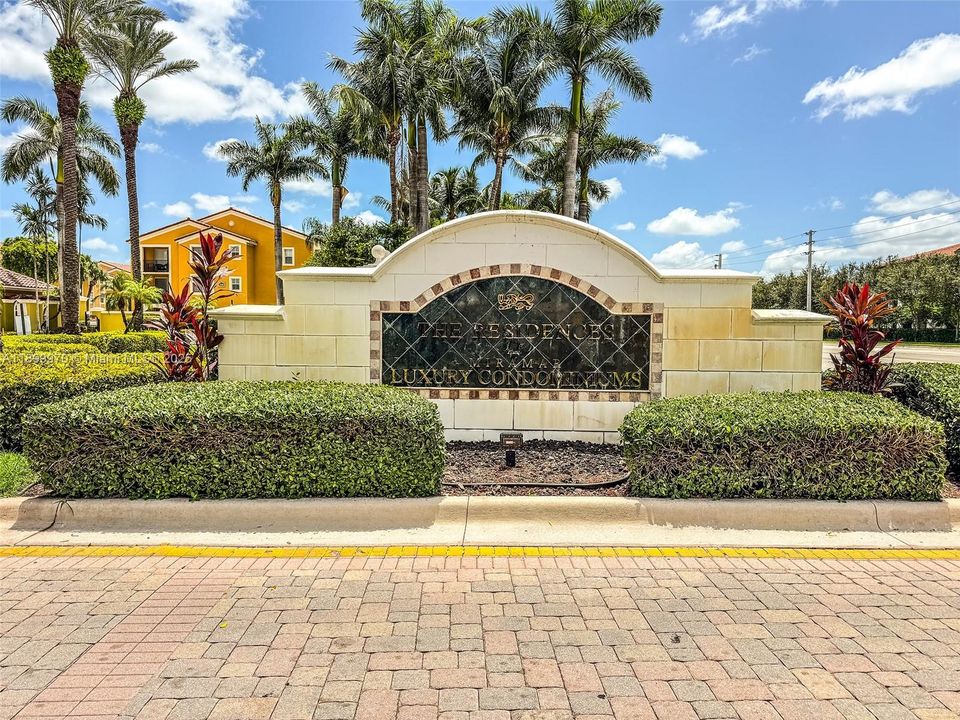 For Sale: $235,000 (1 beds, 1 baths, 730 Square Feet)