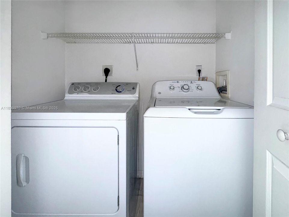 For Sale: $235,000 (1 beds, 1 baths, 730 Square Feet)