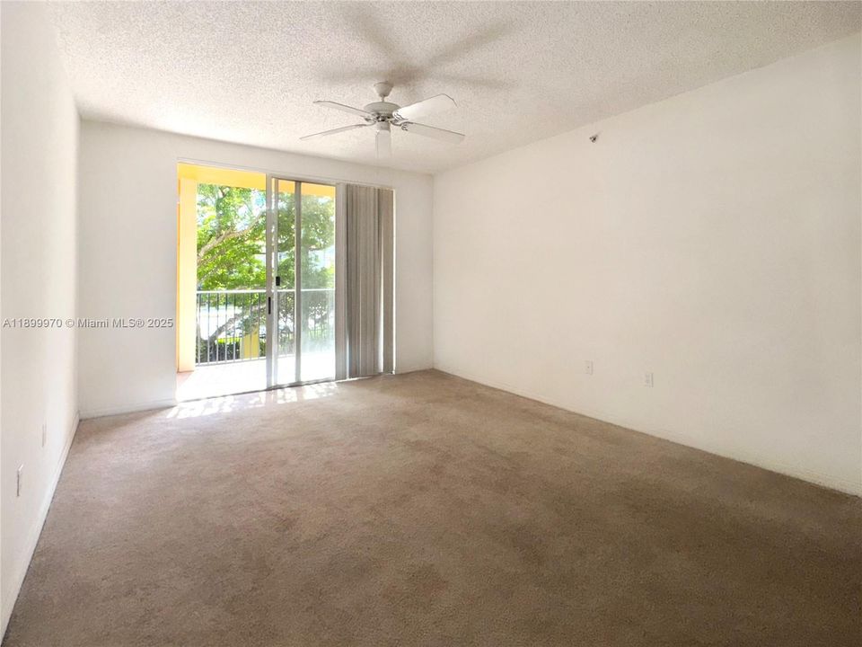 For Sale: $235,000 (1 beds, 1 baths, 730 Square Feet)