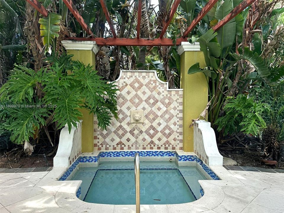 For Sale: $235,000 (1 beds, 1 baths, 730 Square Feet)