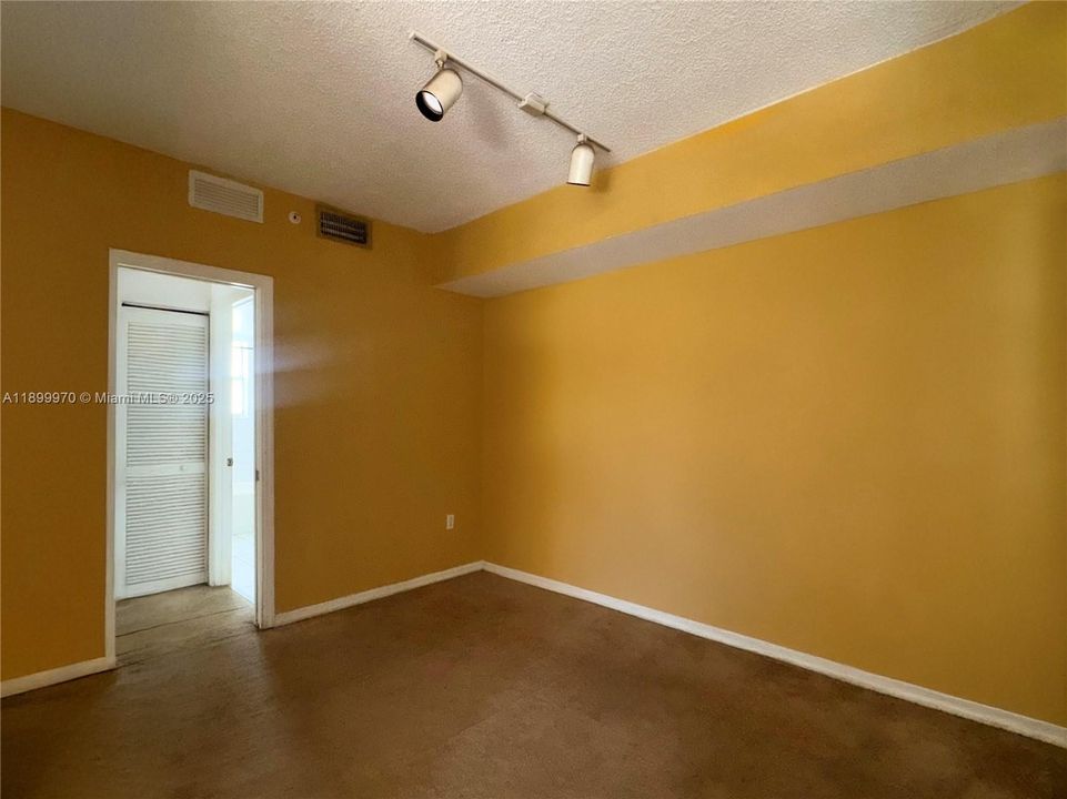 For Sale: $235,000 (1 beds, 1 baths, 730 Square Feet)