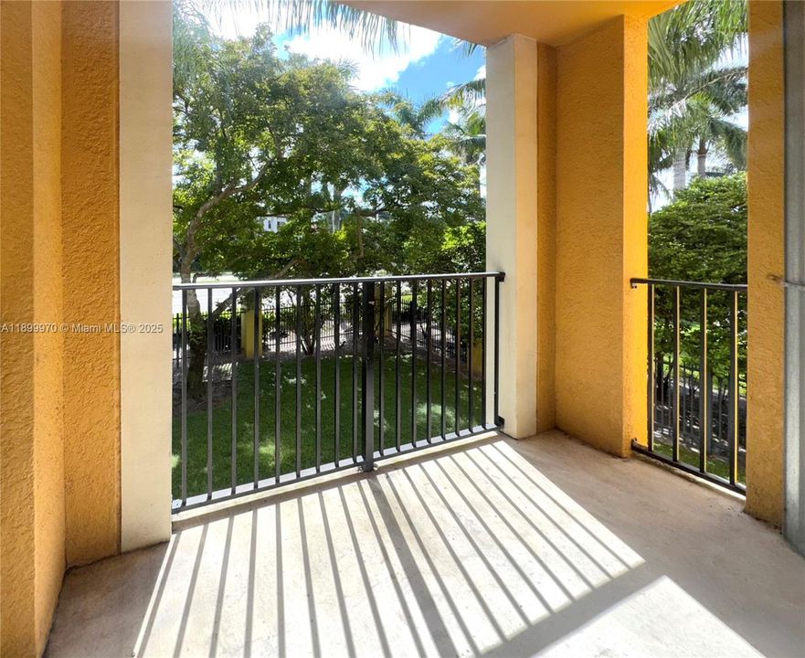 For Sale: $235,000 (1 beds, 1 baths, 730 Square Feet)