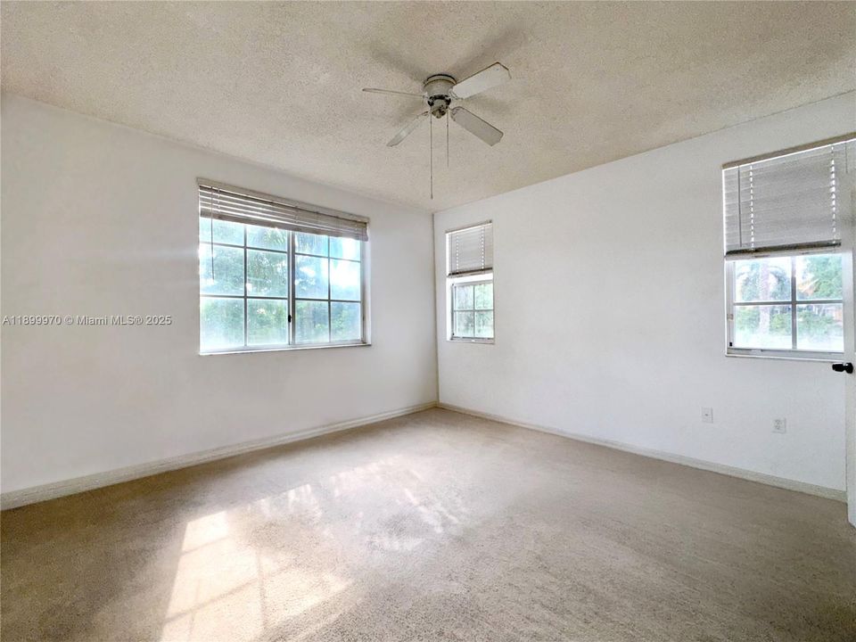 For Sale: $235,000 (1 beds, 1 baths, 730 Square Feet)