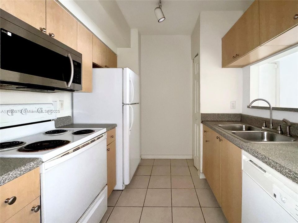 For Sale: $235,000 (1 beds, 1 baths, 730 Square Feet)