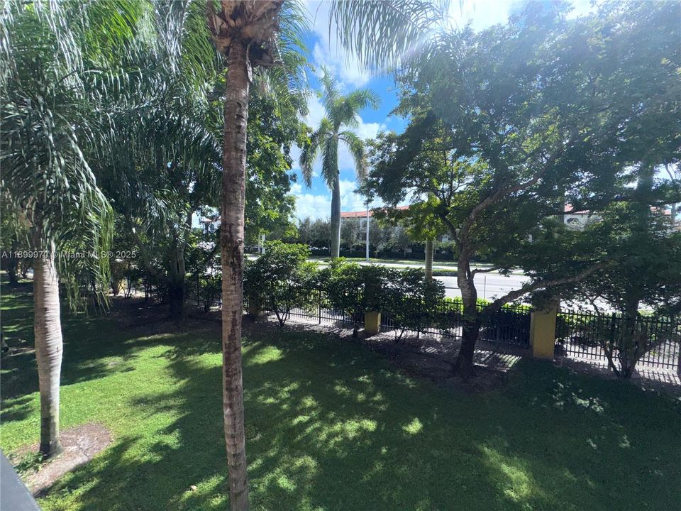 For Sale: $235,000 (1 beds, 1 baths, 730 Square Feet)