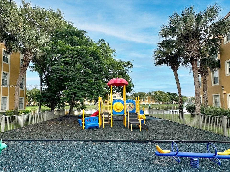 For Sale: $235,000 (1 beds, 1 baths, 730 Square Feet)