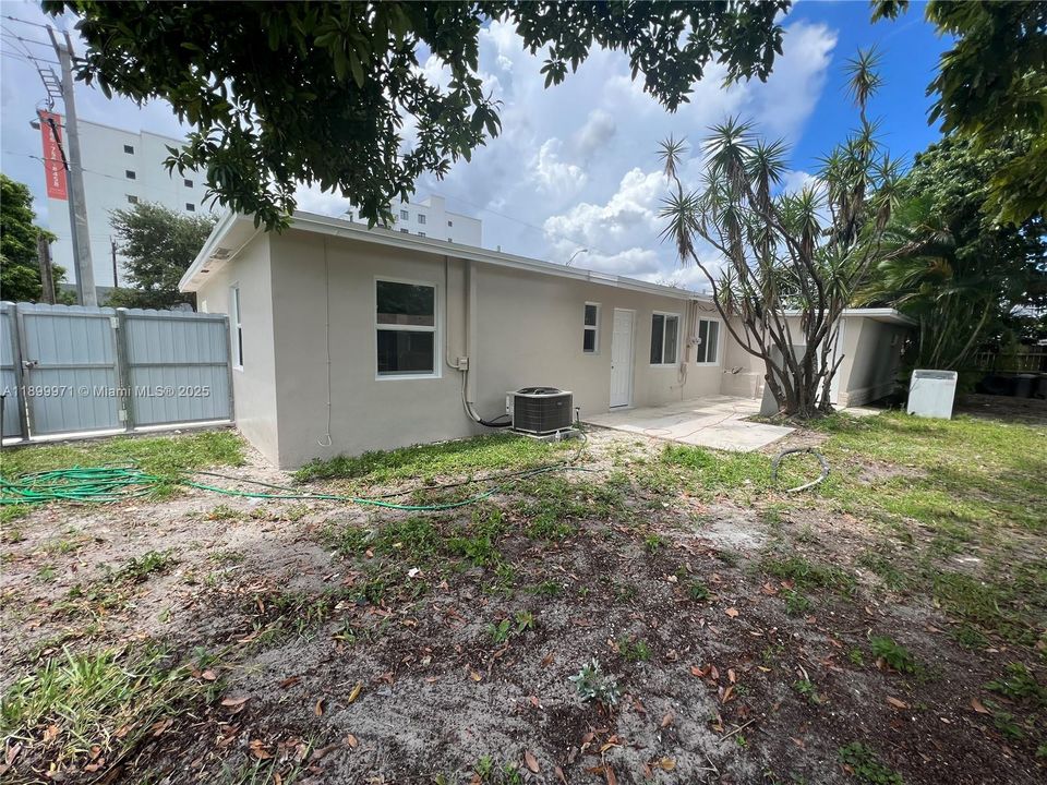 Recently Rented: $2,300 (2 beds, 1 baths, 945 Square Feet)