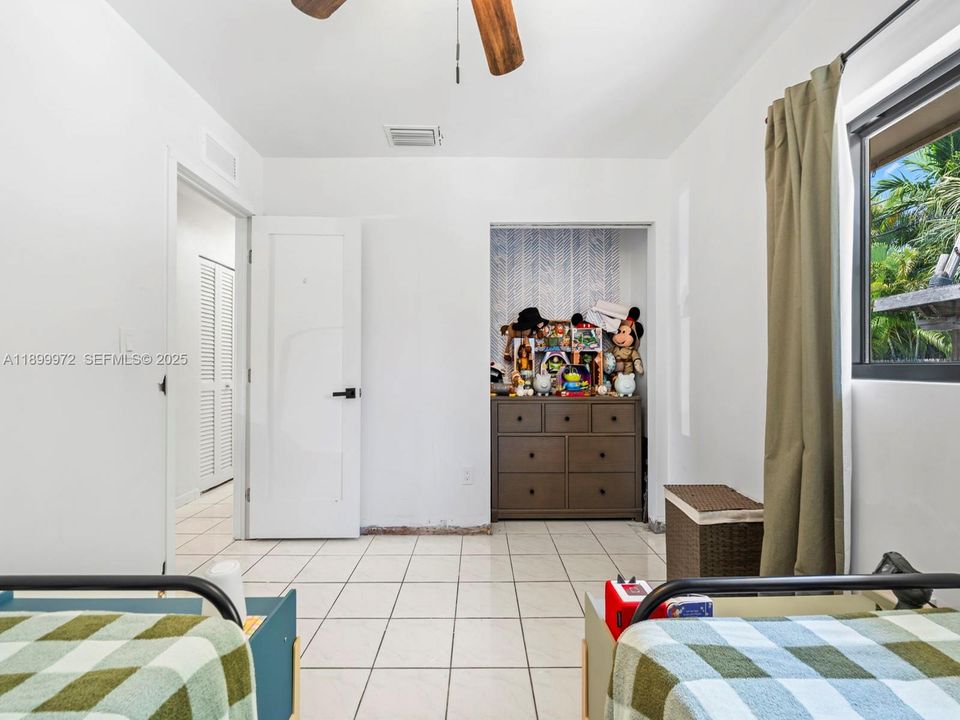 На продажу: $710,000 (4 спален, 2 ванн, 1957 Квадратных фут)