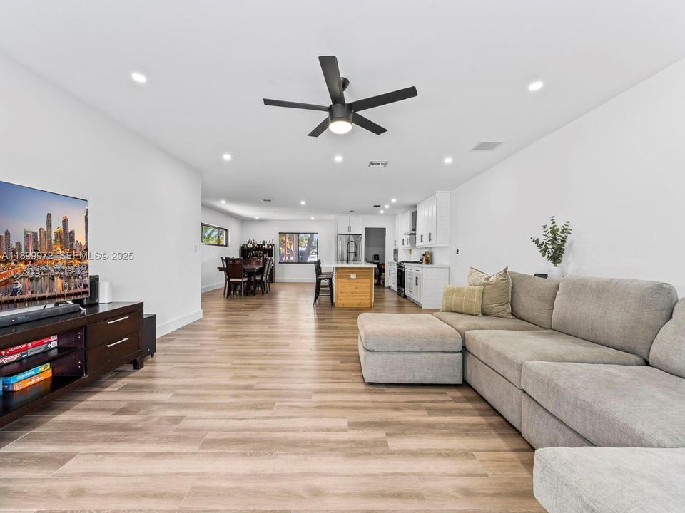 На продажу: $710,000 (4 спален, 2 ванн, 1957 Квадратных фут)