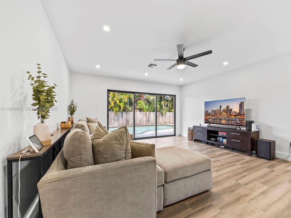 На продажу: $710,000 (4 спален, 2 ванн, 1957 Квадратных фут)