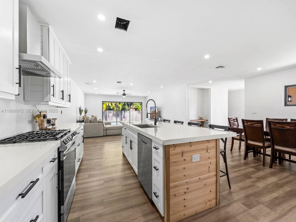 На продажу: $710,000 (4 спален, 2 ванн, 1957 Квадратных фут)