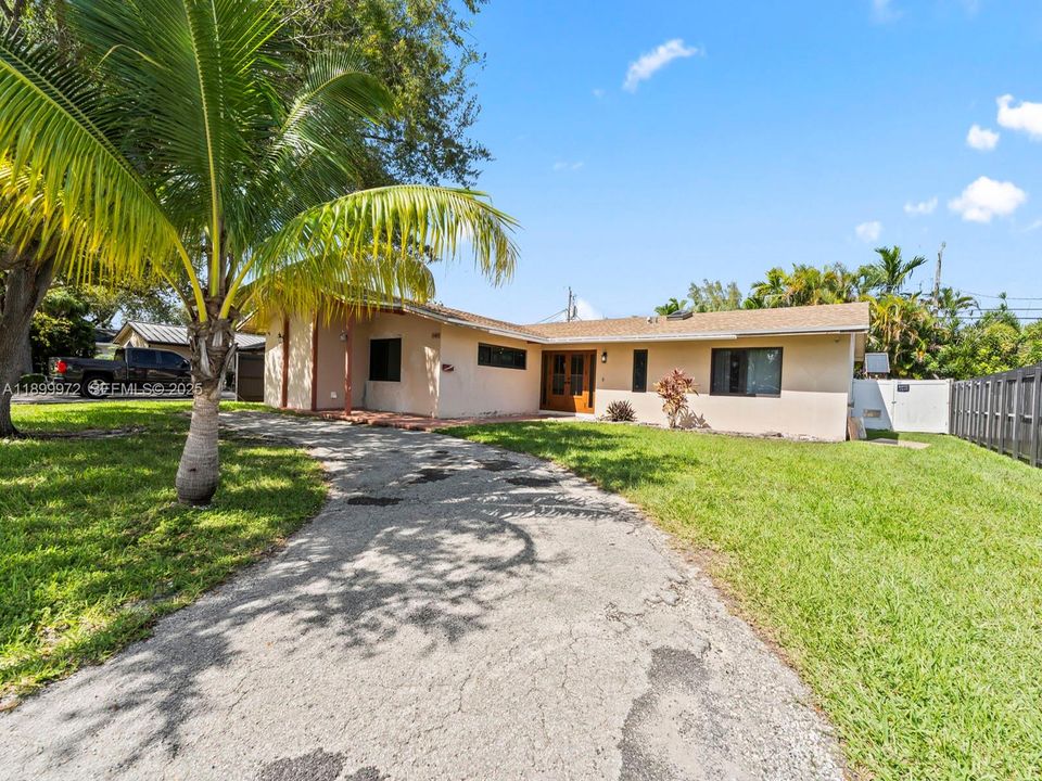 На продажу: $710,000 (4 спален, 2 ванн, 1957 Квадратных фут)